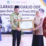 Subandi bersama Sekda Sidoarjo menerima plakat dari Tim Verifikasi ODF.