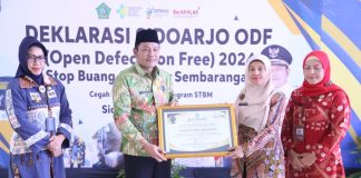 Subandi bersama Sekda Sidoarjo menerima plakat dari Tim Verifikasi ODF.