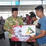 Plt Bupati Sidoarjo Subandi menyerahkan bantuan DBHCHT ke buruh pabrik rokok, Kamis (30/5/2024). IM.com/Yoga/