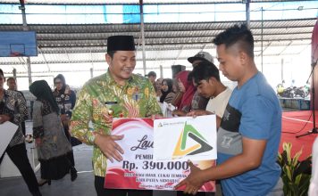 Plt Bupati Sidoarjo Subandi menyerahkan bantuan DBHCHT ke buruh pabrik rokok, Kamis (30/5/2024). IM.com/Yoga/