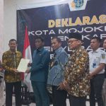 Penyerahan sertifikat elektronik dari ATR BPN ke pemkot Mojokerto.