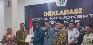 Penyerahan sertifikat elektronik dari ATR BPN ke pemkot Mojokerto.