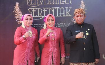 Bupati Mojokerto Ikfina Fahmawati (tengah) usai menerima penghargaan opini WTP 10 kali berturut-turut.