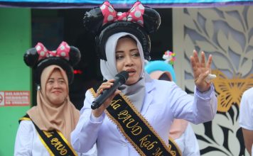 Bupati Mojokerto Ikfina Fahmawati saat program Sabtu Sehat di Puskesmas bersama anak TK (Santika) di Puskesmas Bangsal, Minggu (5/5/2025). IM.com/Pemkab Mojokerto/