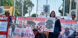 Aksi demonstrasi kasus korupsi Bupati Sidoarjo.