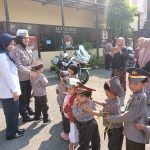 Puluhan siswa TK Kreatif Bunda Lily mengikuti sosialisasi lalu lintas di Polres Pelabuhan Tanjung Perak Surabaya.