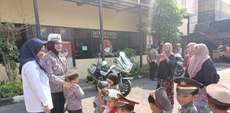 Puluhan siswa TK Kreatif Bunda Lily mengikuti sosialisasi lalu lintas di Polres Pelabuhan Tanjung Perak Surabaya.