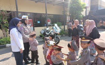 Puluhan siswa TK Kreatif Bunda Lily mengikuti sosialisasi lalu lintas di Polres Pelabuhan Tanjung Perak Surabaya.