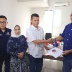 Petahana Wali Kota Mojokerto, Ika Puspitasari (kedua kiri) menyerahkan berkas pendaftaran bakal calon didampingi tim sukses di partai Nasdem, Selasa (7/4/2024). IM.com/Tyan/