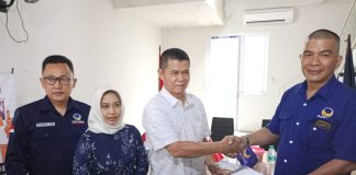 Petahana Wali Kota Mojokerto, Ika Puspitasari (kedua kiri) menyerahkan berkas pendaftaran bakal calon didampingi tim sukses di partai Nasdem, Selasa (7/4/2024). IM.com/Tyan/