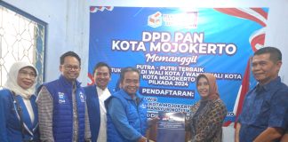 Petahana, Ika Puspitasari (kedua kanan) menyerahkan berkas pendaftaran di kantor DPD PAN Kota Mojokerto. IM.com/Tyan/