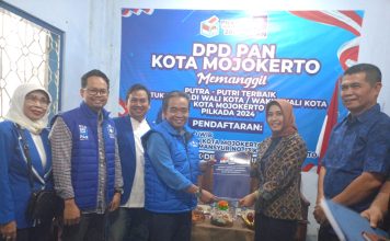 Petahana, Ika Puspitasari (kedua kanan) menyerahkan berkas pendaftaran di kantor DPD PAN Kota Mojokerto. IM.com/Tyan/