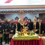 Bupati Mojokerto Ikfina Fahmawati (kelima kanan) dan Ketua DPRD Mojokerto, Ayni Zuhro (kelima kiri) memotong tumpeng peringatan HUT ke-731 Kabupaten Mojokerto, Rabu (8/5/2024). IM.com/Uyo/