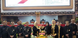 Bupati Mojokerto Ikfina Fahmawati (kelima kanan) dan Ketua DPRD Mojokerto, Ayni Zuhro (kelima kiri) memotong tumpeng peringatan HUT ke-731 Kabupaten Mojokerto, Rabu (8/5/2024). IM.com/Uyo/