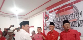 Mantan wakil Bupati Jombang, Sumrambah saat mendaftar di PDIP, Kamis (9/5/2024). IM.com/Karimatul Maslahah/