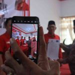 Warsubi menyerahkan berkas pendaftaran Bacabup di DPC PDIP Jombang, Kamis (9/5/2024). IM.com/Karimatul Maslahah/