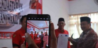 Warsubi menyerahkan berkas pendaftaran Bacabup di DPC PDIP Jombang, Kamis (9/5/2024). IM.com/Karimatul Maslahah/