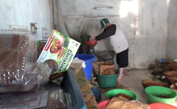 Produsen bumbu pecel di Jombang kebanjiran pesanan saat musim haji. IM.com/Karimatul Maslahah/