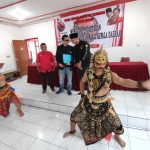 Budayawan Isma Hakim Rahmat (tengah) diiringi tarian wayang topeng Jatiduwur saat mengambil formulir pendaftaran Bacabup di DPC PDIP Jombang, Rabu (8/5/2024). IM.com/Karimatul Maslahah/