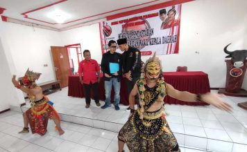 Budayawan Isma Hakim Rahmat (tengah) diiringi tarian wayang topeng Jatiduwur saat mengambil formulir pendaftaran Bacabup di DPC PDIP Jombang, Rabu (8/5/2024). IM.com/Karimatul Maslahah/