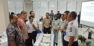 Dirgakkum Korlantas Polri, Brigjen Pol Raden Slamet Santoso saat penandatanganan pakta integritas bersama Perusahaan Otobus (PO) yang ada di Jawa Timur.