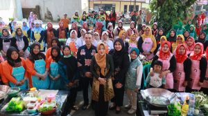 Bupati Mojokerto Ikfina Fahmawati berfoto bersama peserta lomba masak sekampung di Jatirejo, Sabtu (1/6/2024). 