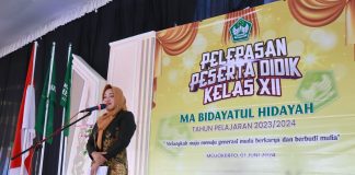 Bupati Mojokerto Ikfina Fahmawati membuka lomba masak sekampung di Jatirejo, Sabtu (1/6/2024).