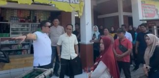 Pj Wali Kota Mojokerto M Ali Kuncoro (kiri) saat turun ke lapangan menindaklanjuti aduan masyarakat, Minggu (2/6/2024). IM.com/Prayogi Waluyo/