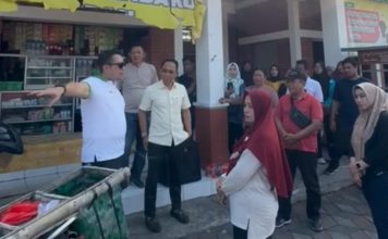 Langgar Perda, Pemkot Mojokerto Bakal Cabut Izin Toko Minol Pj Wali Kota Mojokerto M Ali Kuncoro (kiri) saat turun ke lapangan menindaklanjuti aduan masyarakat, Minggu (2/6/2024). IM.com/Prayogi Waluyo/