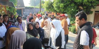 Bupati Ikfina Fahmawati memberikan bantuan usaha penyandang disabilitas di Kecamatan Dlanggu, Kabupaten Mojokerto, Minggu (2/6/2024). IM.com/Prayogi Waluyo/