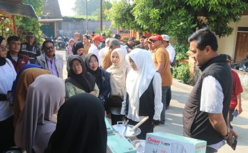 Bupati Ikfina Fahmawati memberikan bantuan usaha penyandang disabilitas di Kecamatan Dlanggu, Kabupaten Mojokerto, Minggu (2/6/2024). IM.com/Prayogi Waluyo/