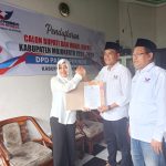 Petahana Ikfina Fahmawati saat menyerahan berkas pendaftaran bakal calon kepala daerah Bupati Mojokerto diterima Ketua DPD Partai Perindo Kabupaten Mojokerto, M. Arifin didampingi Wakil Ketua DPW Partai Perindo Jawa-Timur, M. Badaruddin. IM.com/Tyan/