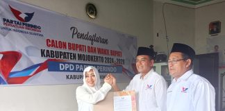 Petahana Ikfina Fahmawati saat menyerahan berkas pendaftaran bakal calon kepala daerah Bupati Mojokerto diterima Ketua DPD Partai Perindo Kabupaten Mojokerto, M. Arifin didampingi Wakil Ketua DPW Partai Perindo Jawa-Timur, M. Badaruddin. IM.com/Tyan/