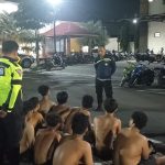 Belasan pemuda yang menggelar pesta miras diamankan polisi di Jombang, Minggu (2/6/2024). IM.com/Karimatul Maslahah/