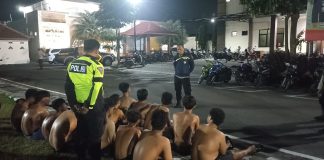 Belasan pemuda yang menggelar pesta miras diamankan polisi di Jombang, Minggu (2/6/2024). IM.com/Karimatul Maslahah/