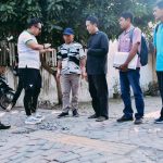 Pj Wali Kota Mojokerto Ali Kuncoro (kedua kiri) meninjau persoalan trotoar Jalan Pahlawan depan eks pabrik Bokormas, Minggu (2/6/2024).