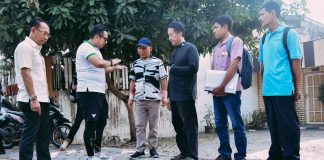 Pj Wali Kota Mojokerto Ali Kuncoro (kedua kiri) meninjau persoalan trotoar Jalan Pahlawan depan eks pabrik Bokormas, Minggu (2/6/2024).