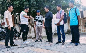 Sat Set, Tanpa Menunggu Hari Kerja Pj Wali Kota Mojokerto Tuntaskan Pengaduan Masyarakat Pj Wali Kota Mojokerto Ali Kuncoro (kedua kiri) meninjau persoalan trotoar Jalan Pahlawan depan eks pabrik Bokormas, Minggu (2/6/2024).