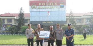 Penyerahan santunan dari Asabri di polres Mojokerto.