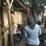 Polisi usai olah TKP kakek tewas mendadak di warung kopi Mojokerto.