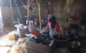 Pembuatan tusuk sate dari bambu di Sumobito, Kabupaten Jombang. IM.com/Karimatul Maslahah/
