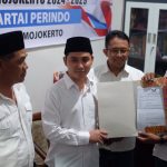 Muhammad Al Barra atau Gus Barra menyerahkan pendaftaran di partai Perindo sebagi bacabup Mojokerto. IM.com/Erik/