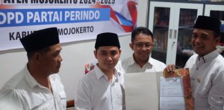 Muhammad Al Barra atau Gus Barra menyerahkan pendaftaran di partai Perindo sebagi bacabup Mojokerto. IM.com/Erik/