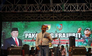 Pj Bupati Jombang Sugiat saat sosialisasi gempur rokok ilegal di Wonosalam.