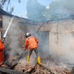 Petugas melakukan pembasahan di rumah warga Kota Mojokerto yang terbakar, Rabu (5/6/2024). IM.com/Tyan/