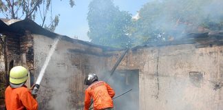 Petugas melakukan pembasahan di rumah warga Kota Mojokerto yang terbakar, Rabu (5/6/2024). IM.com/Tyan/