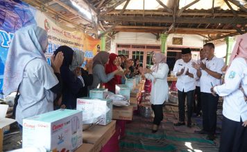 Bupati Mojokerto Ikfina Fahmawati menyerahkan bantuan alat usaha tata boga.