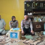 Jasa raharja bersama Satlantas Polres Jombang saat mendatangi rumah korban lakalantas. IM.com/Karimatul Maslahah/