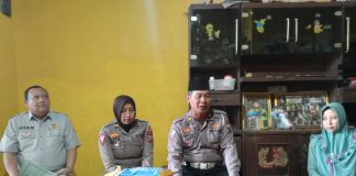 Jasa raharja bersama Satlantas Polres Jombang saat mendatangi rumah korban lakalantas. IM.com/Karimatul Maslahah/