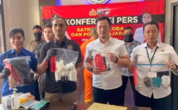 Kasatnarkoba Polres Mojokerto, AKP Dwi Gastimur Wanto didampingi Kasi Humas, Iptu Tri Hidayati saat press release, Rabu (5/6/2024). IM.com/Tyan/